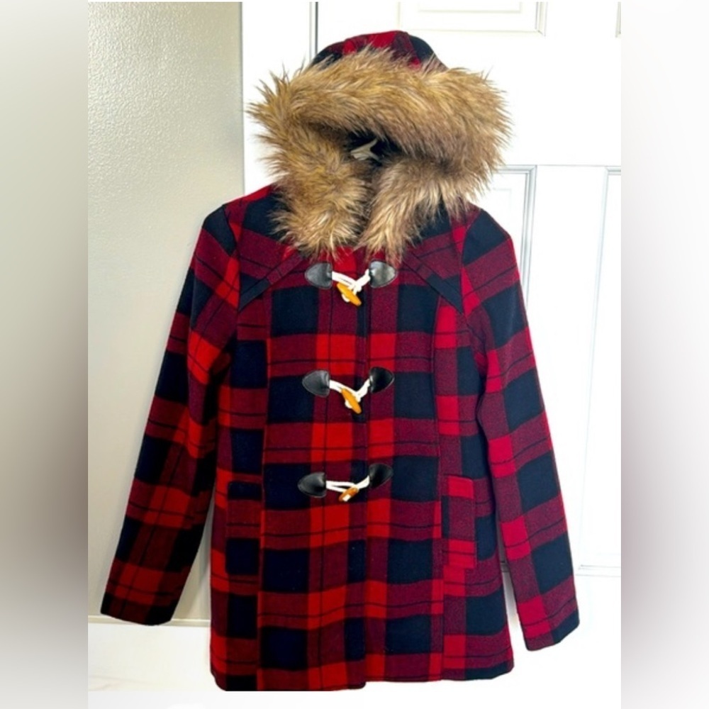 This classic style plaid coat is in like new condition !
Size large